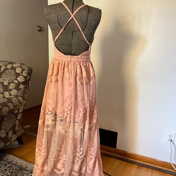 Beautiful lace open back dress - Picture 6 of 11